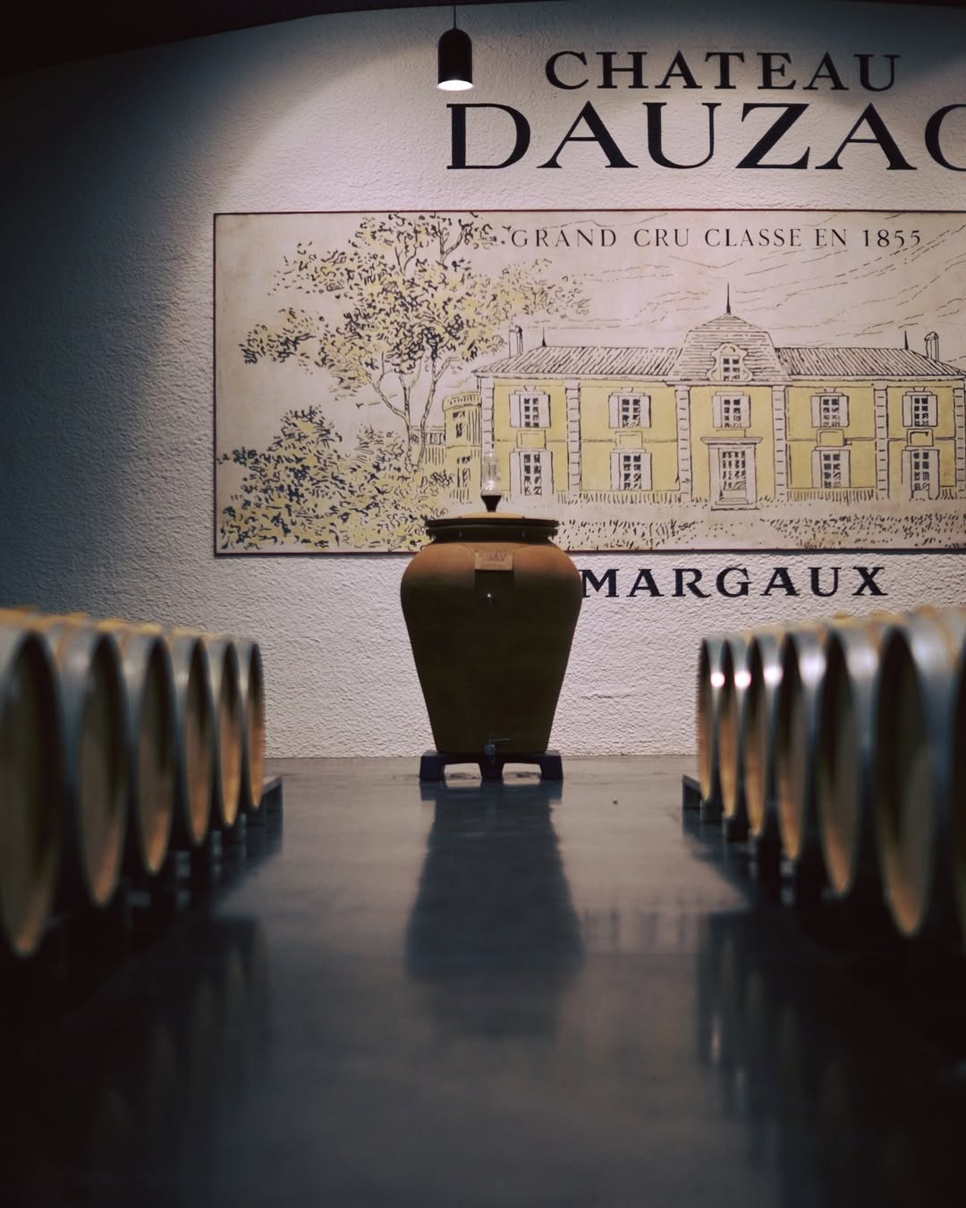 Barricas y ánfora en bodega de Grand Cru Classé